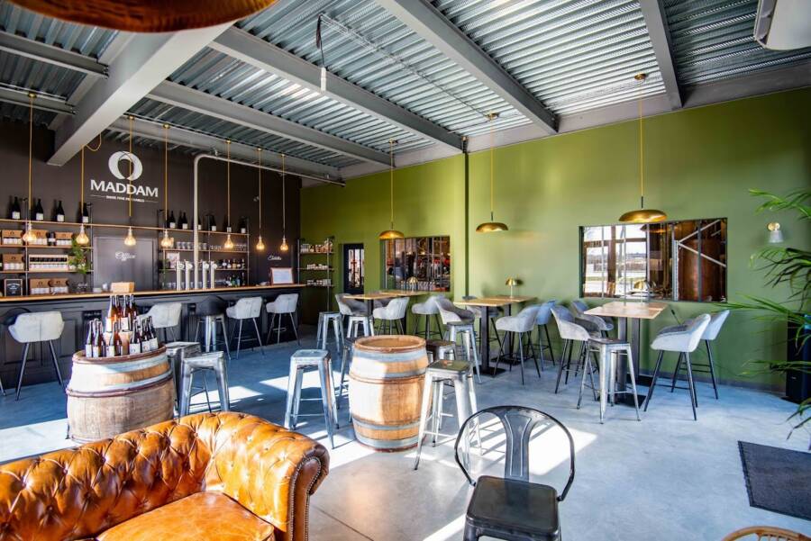 Intérieur de la brasserie Maddam, partie bar et dégustation