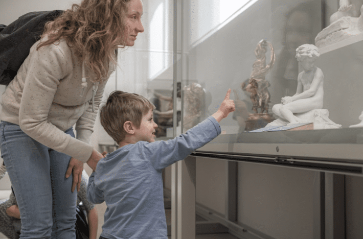 Une maman et son enfant dans un musée