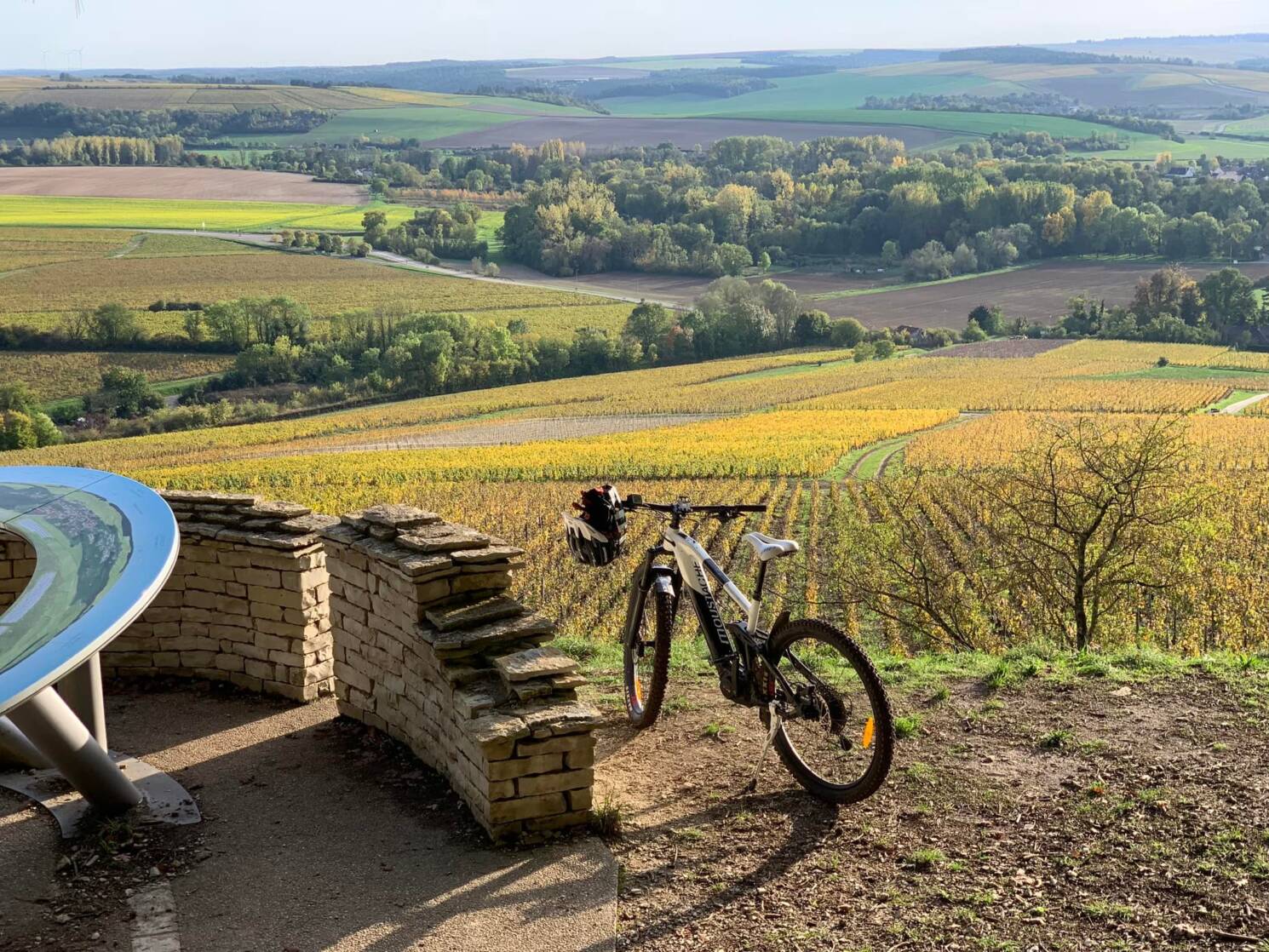 Vélo au pied des Grands Crus de Chablis Un vélo au point de vue des Clos, proche des Grands Crus de Chablis