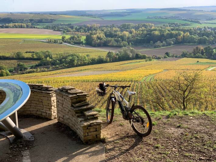 Un vélo au point de vue des Clos, proche des Grands Crus de Chablis