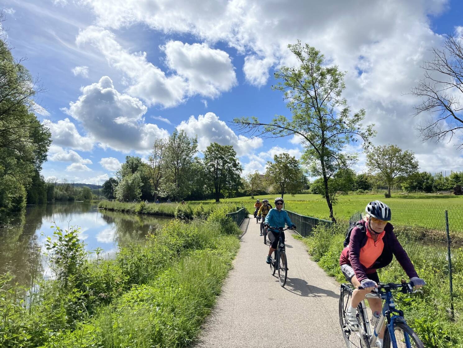 Des cyclistes le long d'un canal