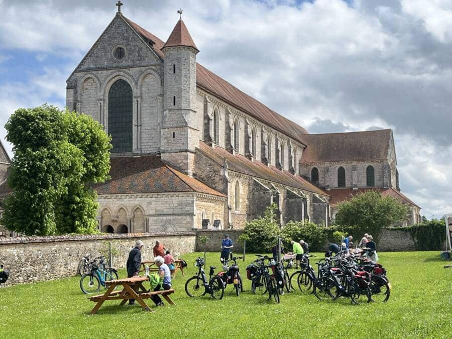 Vélos au pied de l'Abbaye de Pontigny Des cyclistes au pied de l'Abbaye de Pontigny