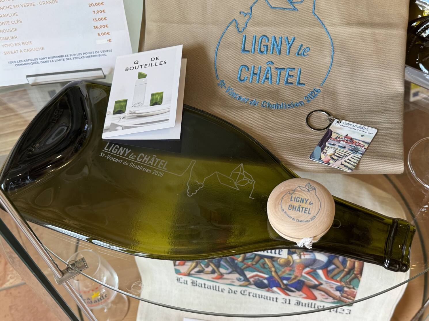 Idées cadeaux (plateau en bouteille, yoyo, porte clés) au bureau d'accueil de Chablis