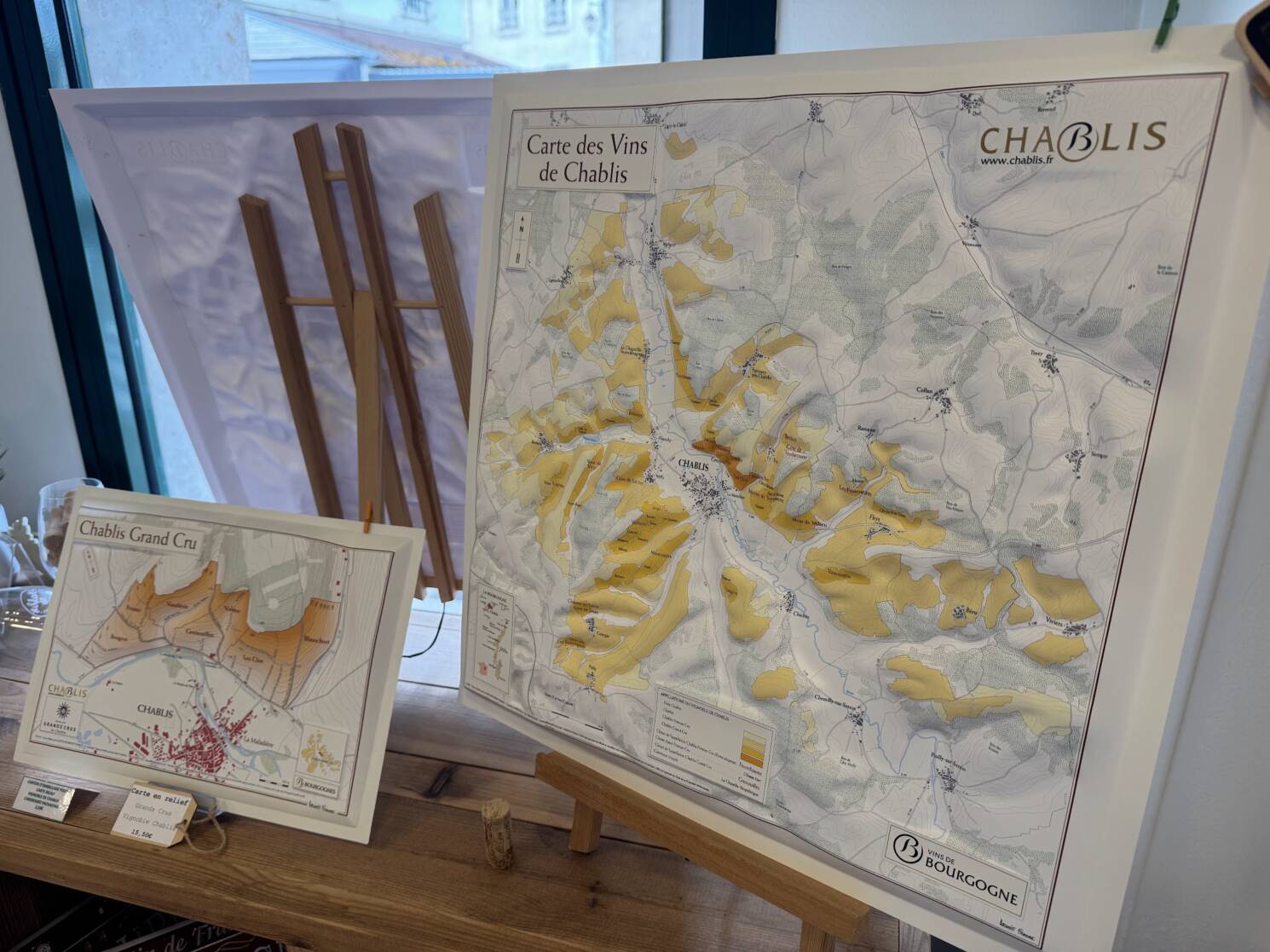 Idées cadeau (carte du vignoble de Chablis et carte des Grands Crus en relief) au bureau d'accueil de Chablis
