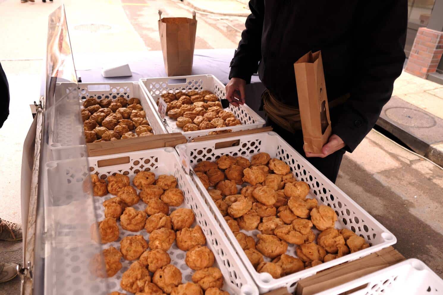 Un stand de gougères au marché de Chablis, le dimanche matin