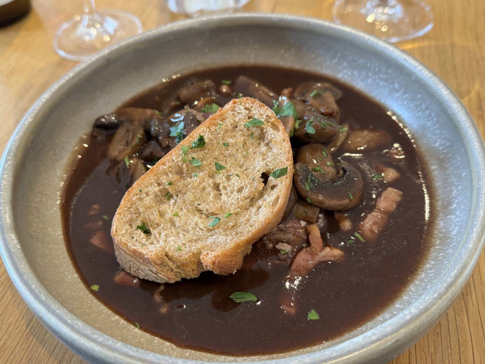 Plat du terroir : oeufs en meurette
