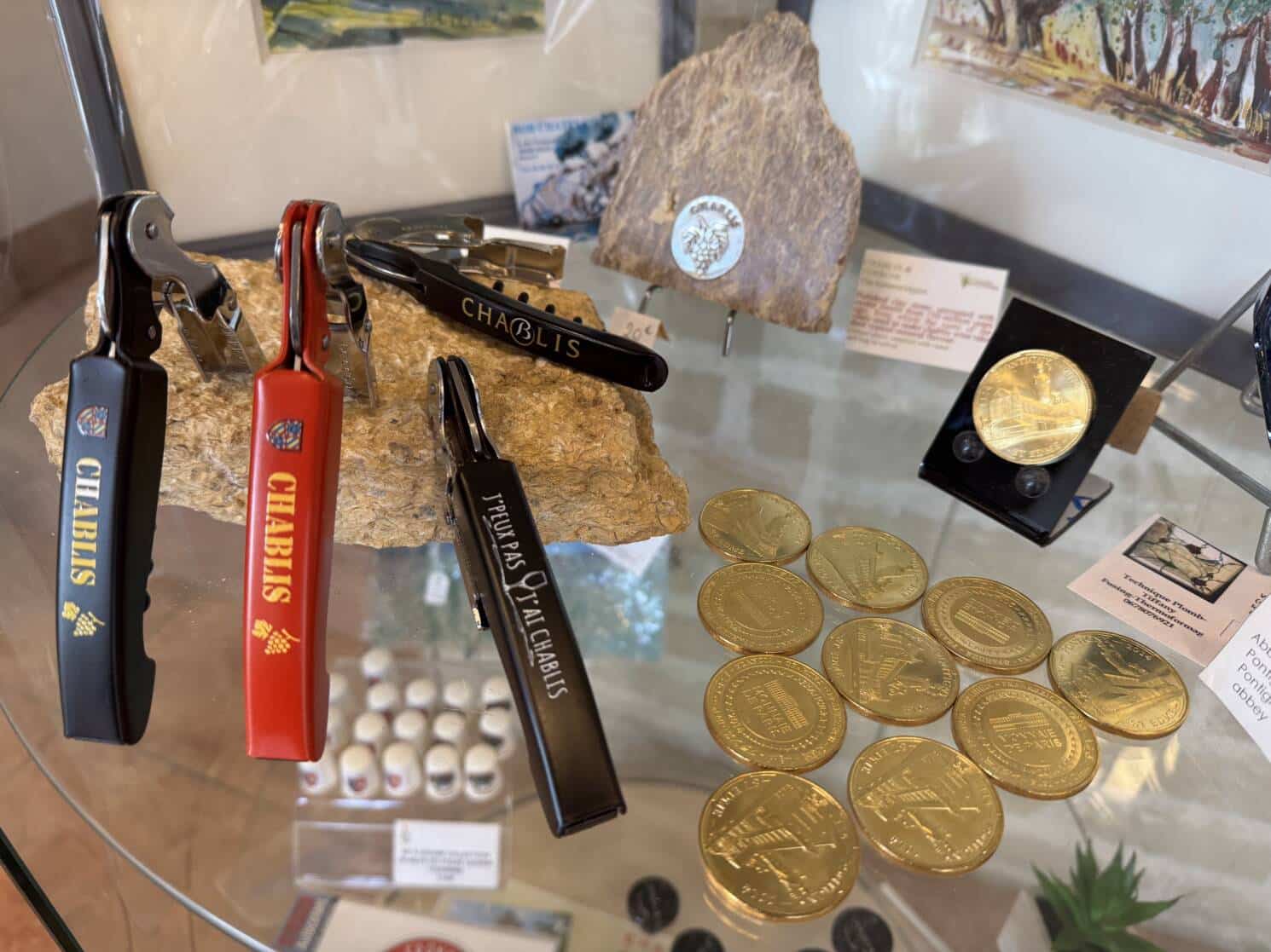 Sommelier – Yann Frediani Idées cadeaux (sommelier, médaille souvenir) au bureau d'accueil de Chablis