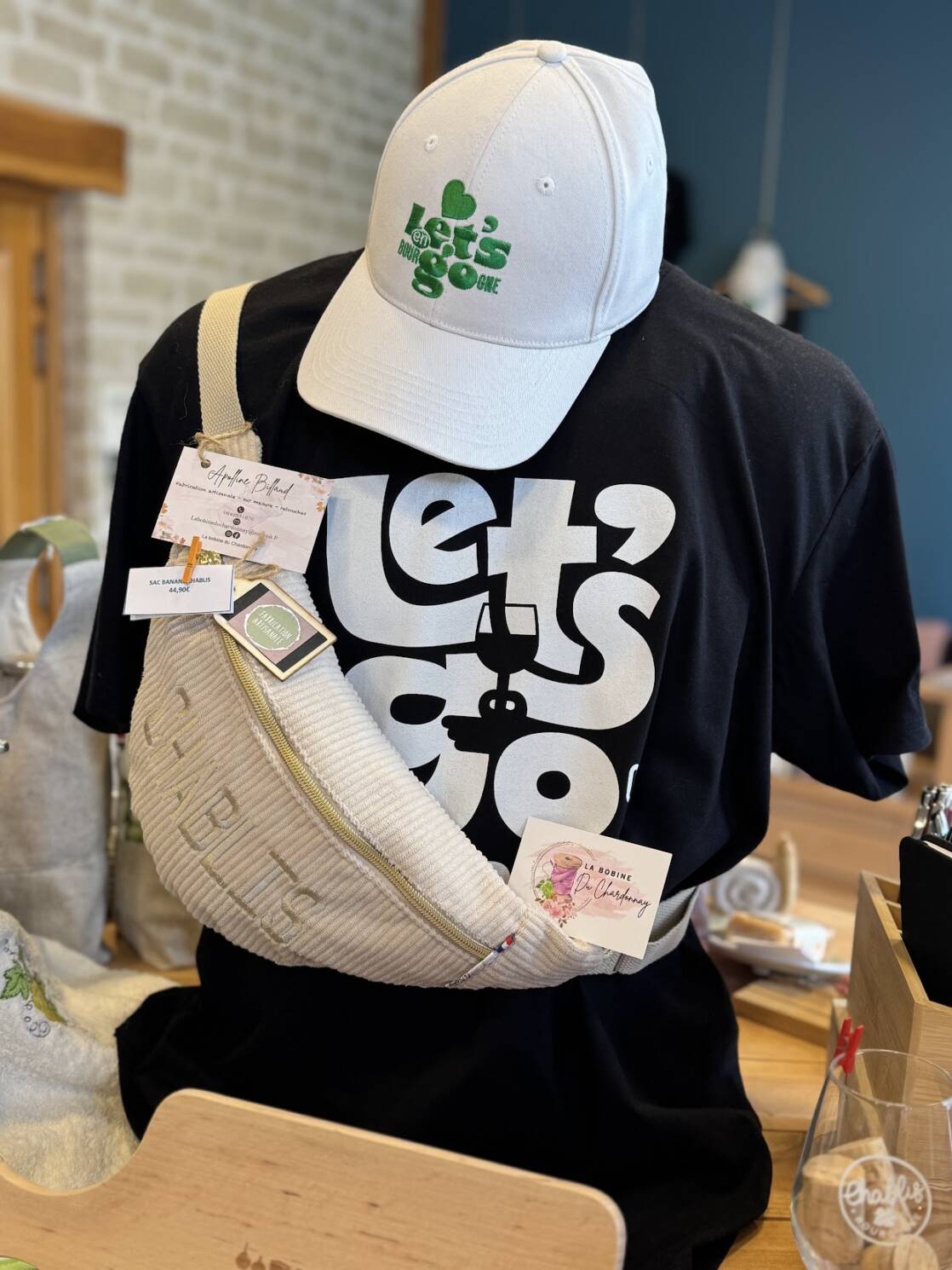 Idées cadeaux (tee-shirt, casquette, banane) au bureau d'accueil de Chablis