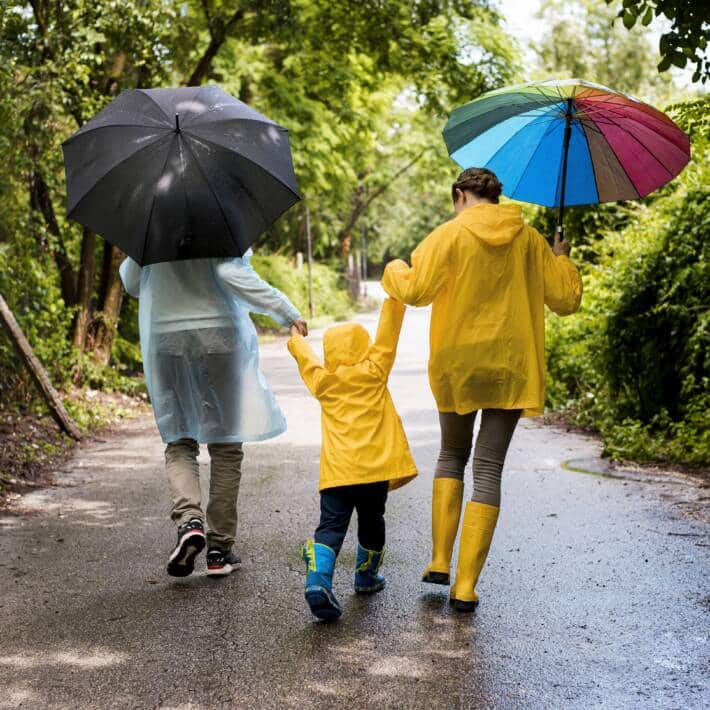 Une famille qui se promène sous la pluie