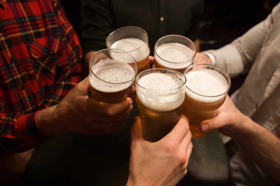 Close-up of men toasting with beer gros plan hommes grillage biere