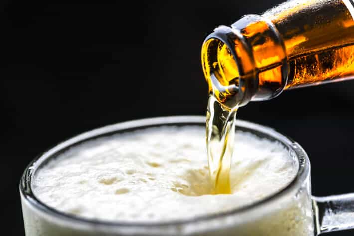 un verre de biere froide macrophotographie
