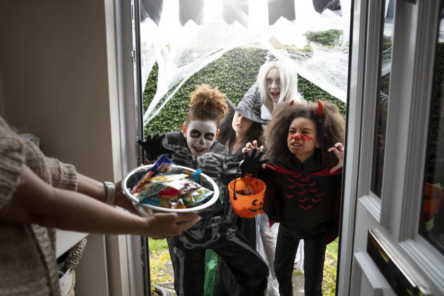enfants en costumes trick ou traiter a l halloween