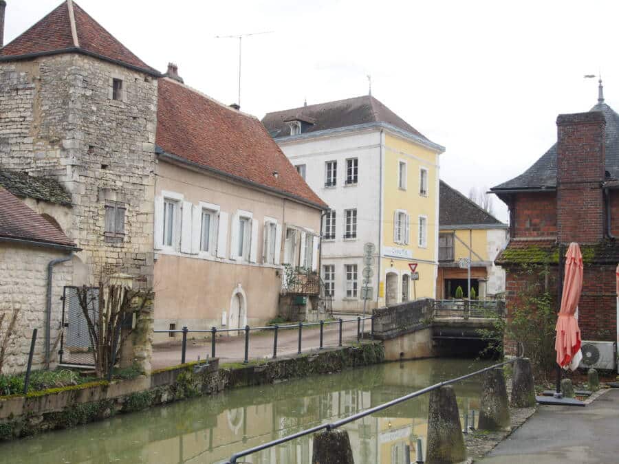 Le bief du Serein à Chablis et la tour de la poterne, vestiges des murailles