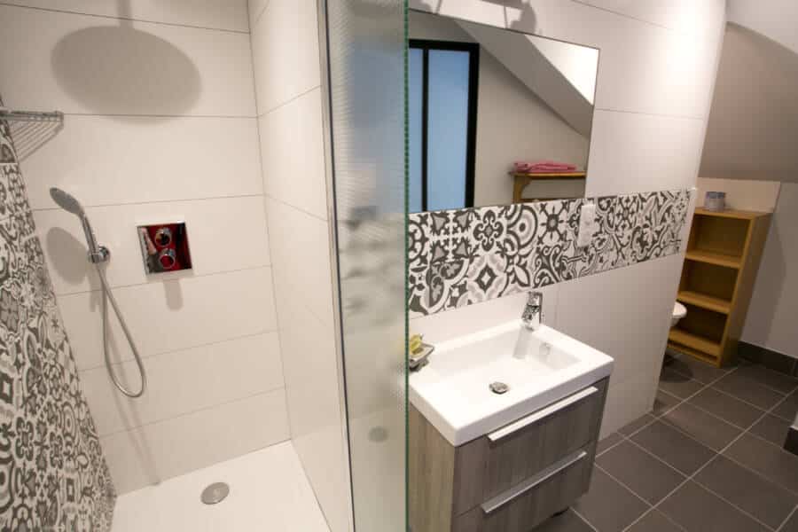 Ensuite-Shower-Cimentelle-Burgundy
