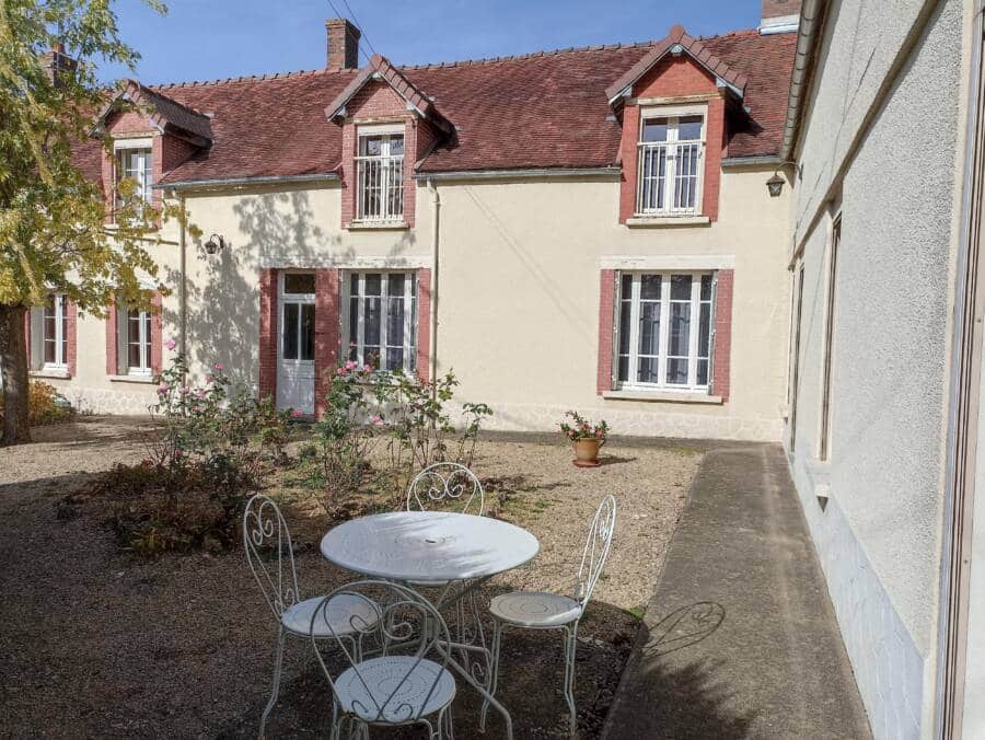 vue sur cour intérieure et chambres à l'étage_1