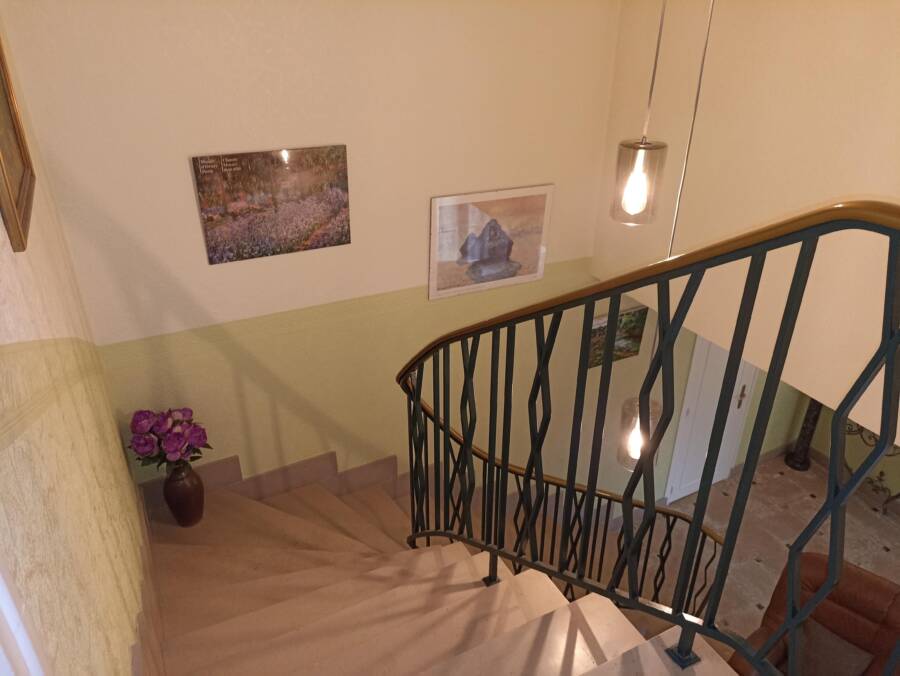 escalier qui monte à l'étage_9